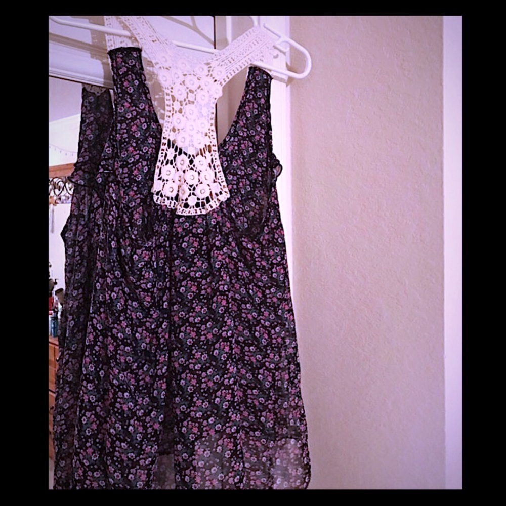 Women’s Rue 21 Crochet Back Floral Flowy Shirt EUC